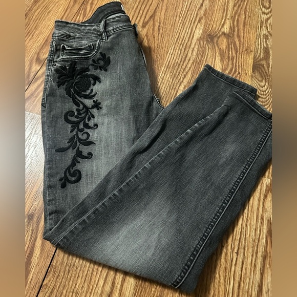 Kensie Embroidered Jeans With Flowers, Cropped Mid Rise Distressed Black - Picture 1 of 10